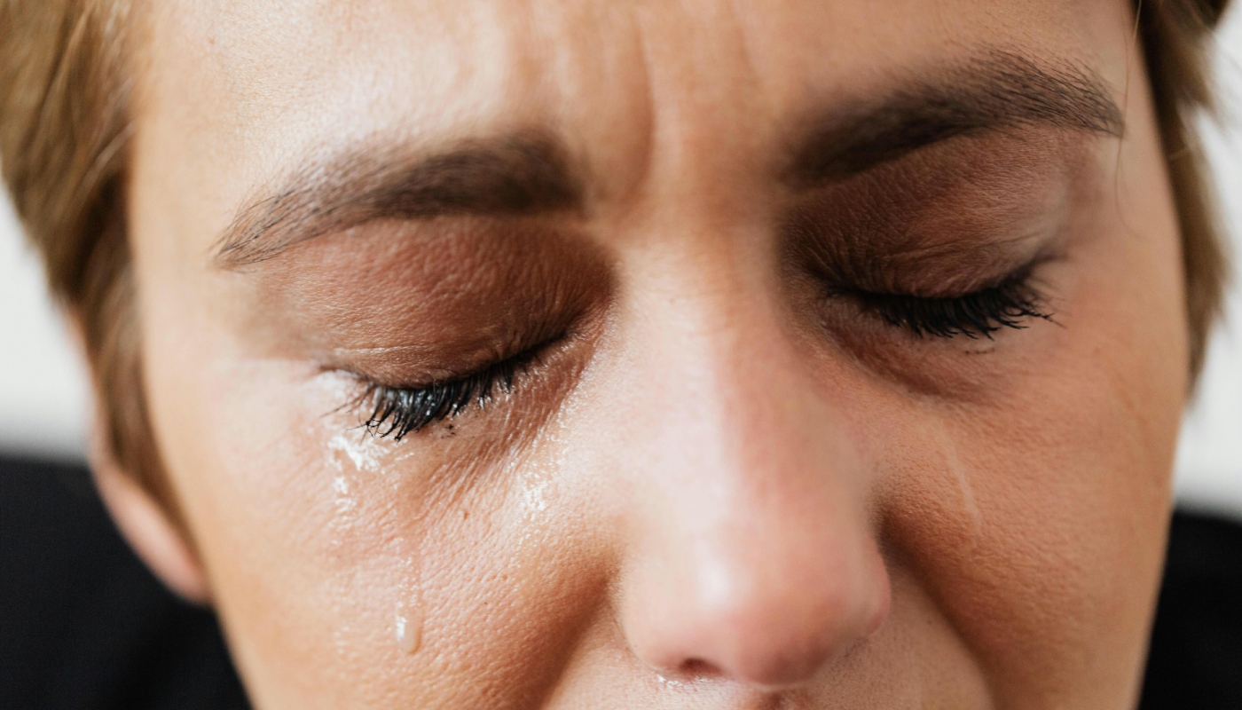 Por que chorar dá dor de cabeça? Entenda o motivo e saiba como amenizar o desconforto