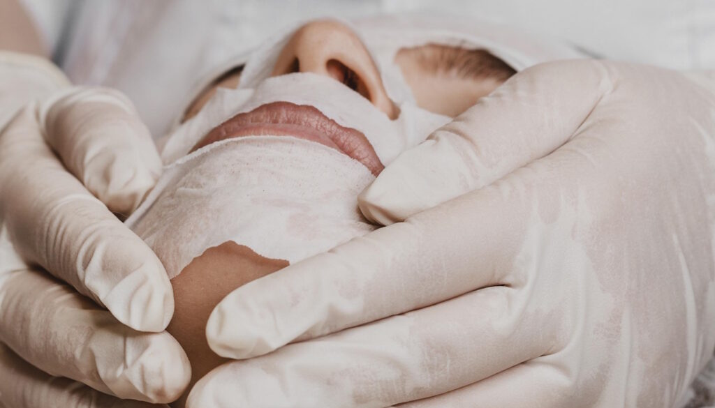 Peeling facial (Crédito: Freepik)