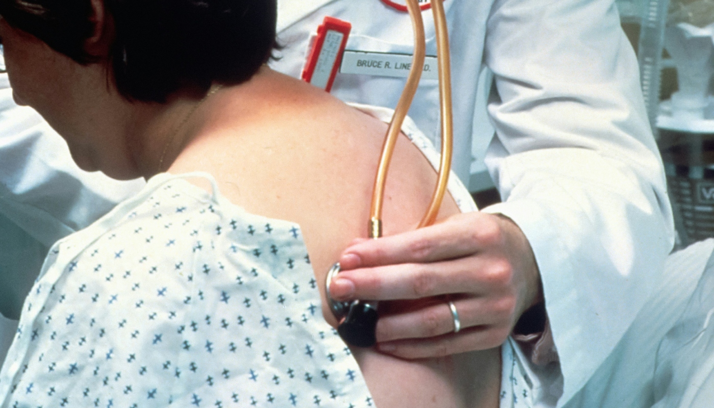 Médico examinando os pulmões de um paciente