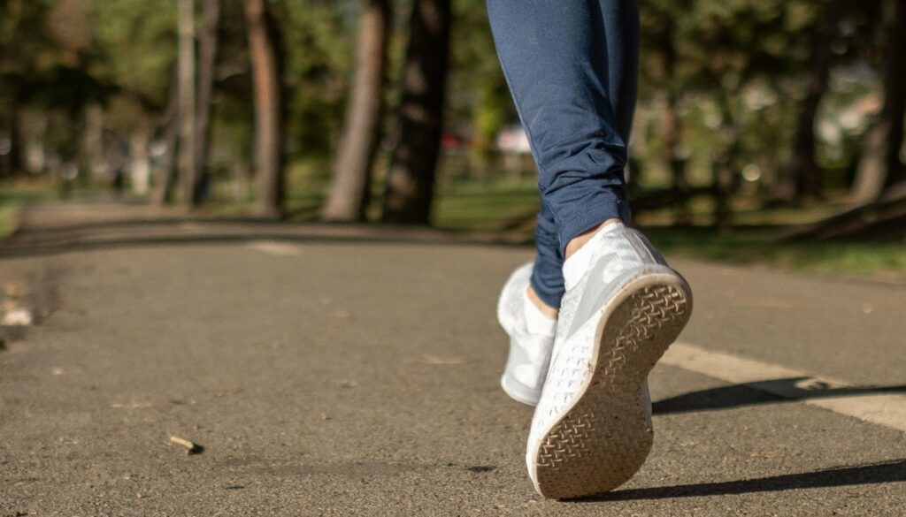 Pessoa caminhando na rua (Crédito: Daniel Reche/Pexels)