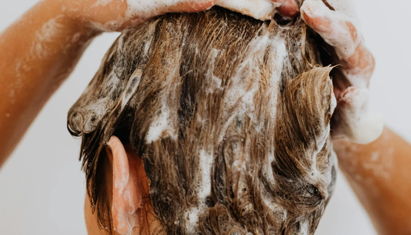 Quanto cabelo é comum cair durante o banho? Veja como identificar se está excessivo