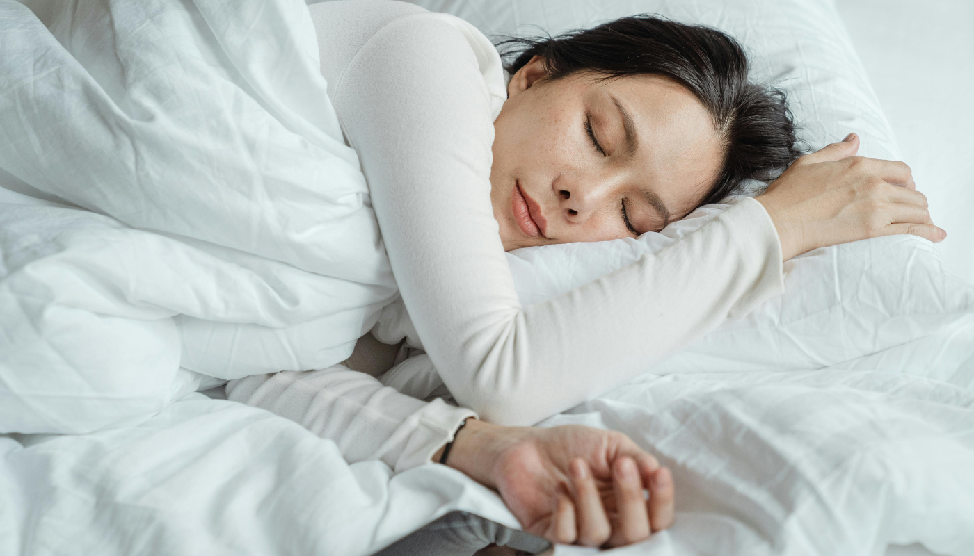 É melhor dormir do lado direito ou esquerdo? Ciência explica!