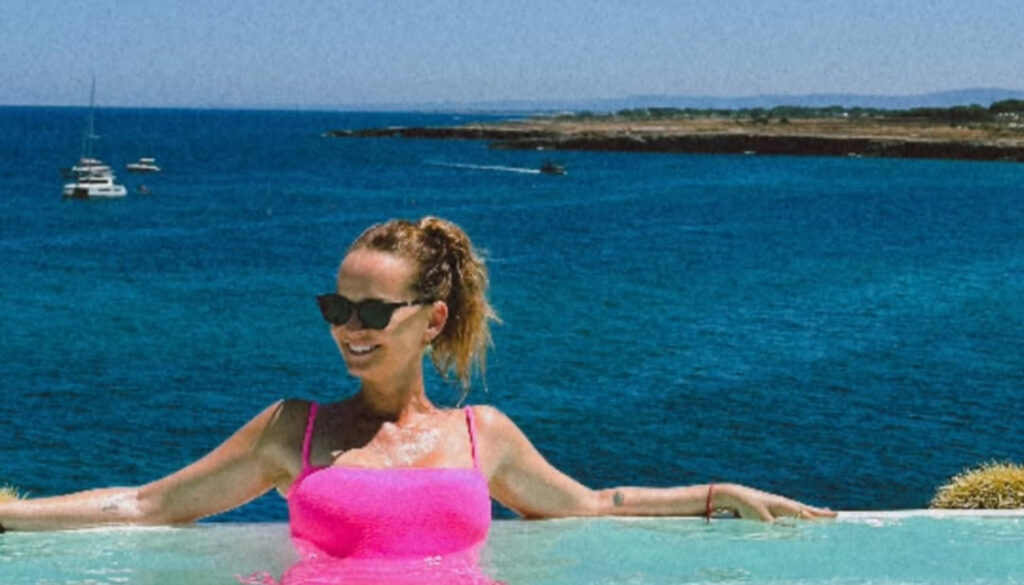 Fernanda Rodrigues em piscina