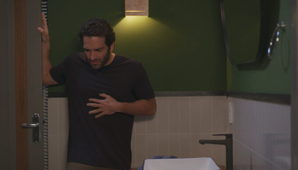 Afonso, personagem do remake de Vale Tudo, apresenta sintomas de leucemia