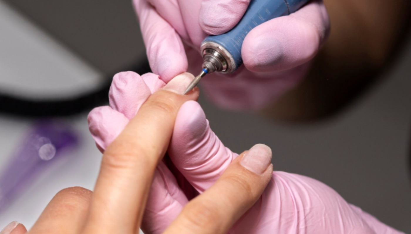 Apareceram linhas nas suas unhas? Saiba o que significam e quando se preocupar