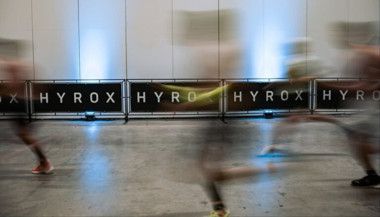O que é Hyrox? Tem diferença para o CrossFit?