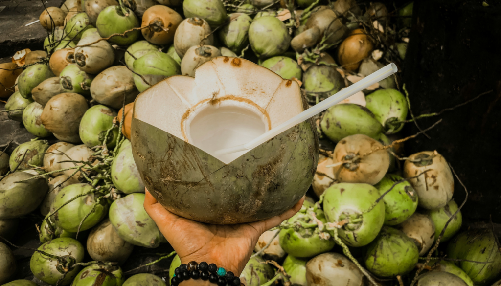 agua de coco ou bebida isotonica