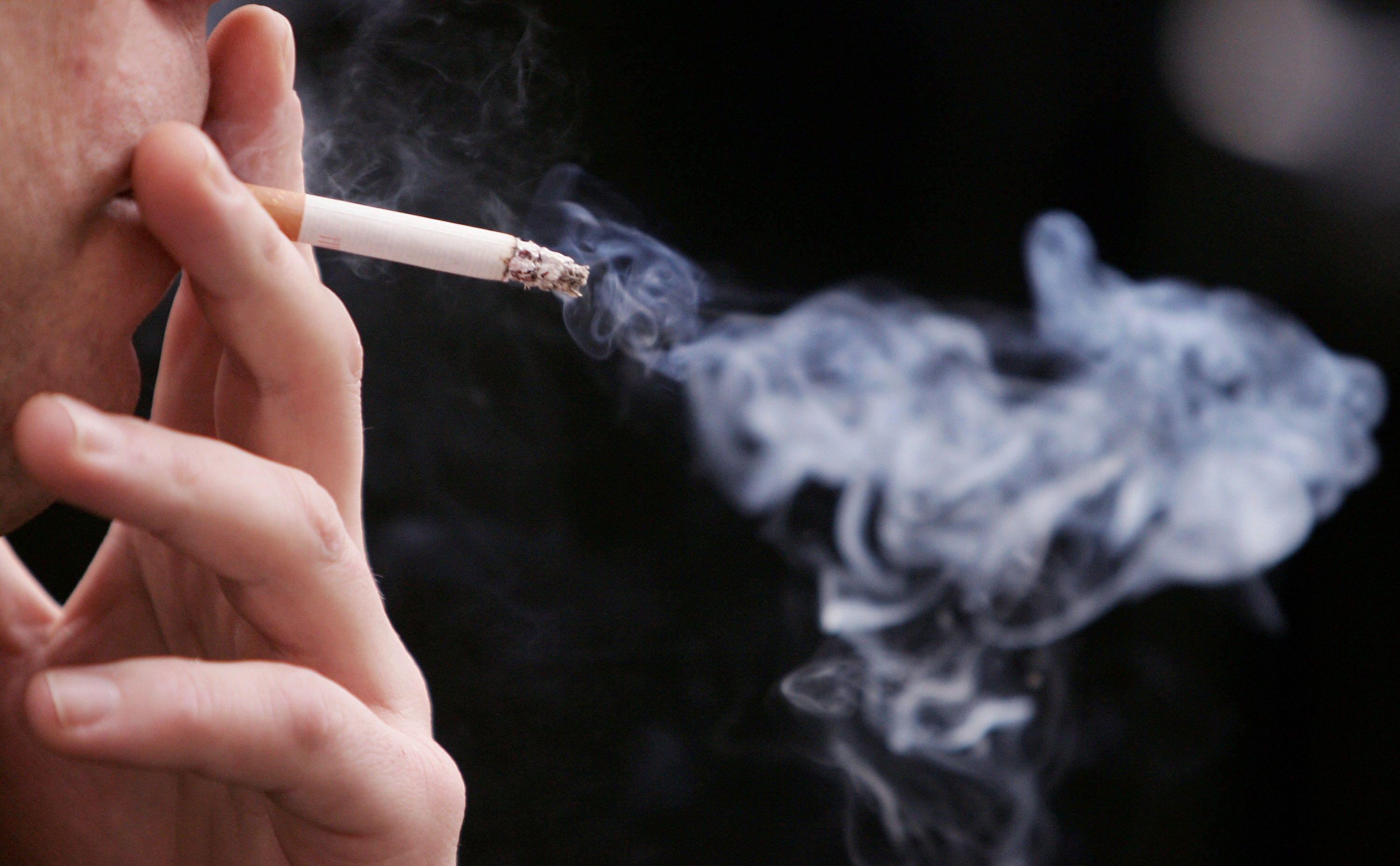 Dejar el cigarro. El consumo de tabaco se asocia, significativamente, a la reducción de masa ósea. Este hábito resulta muy contraproducente si hay antecedentes de osteoporosis o problemas de huesos en general.
<br />“/><figcaption
class=