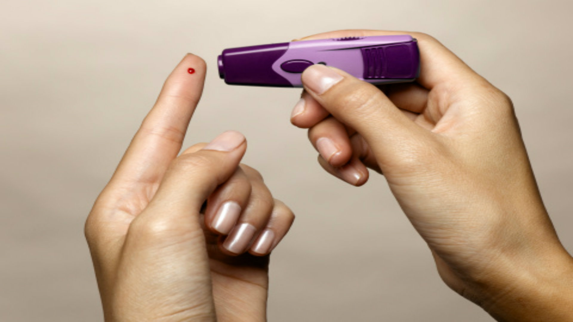 Persona haciendo prueba de azúcar en la sangre para medir la diabetes.