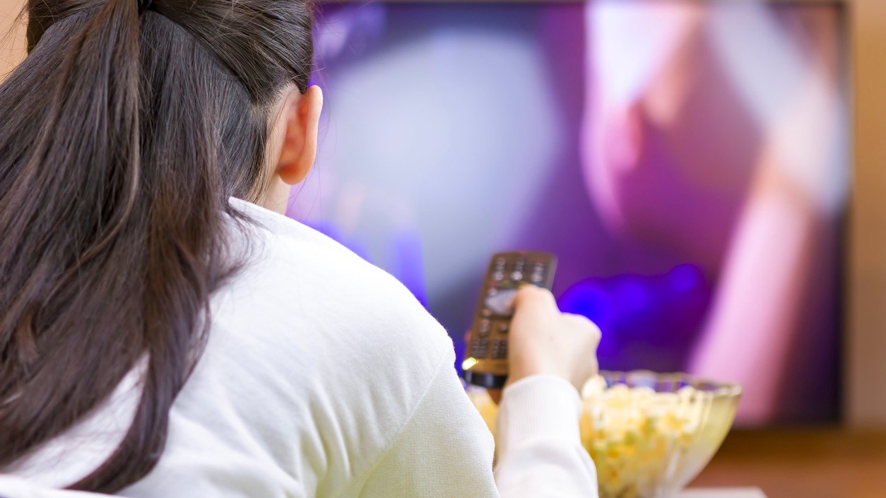 Adolescente assistindo TV