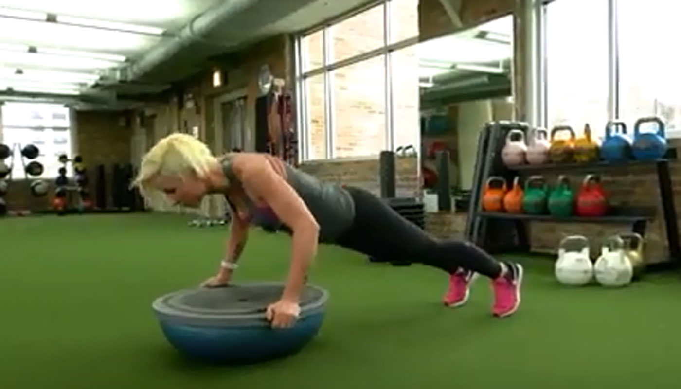 Treino matador no bosu para definir o abdômen: personal trainer indica