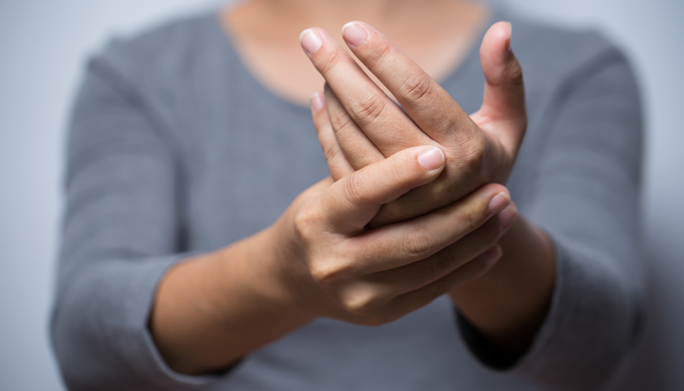 Sentir a mão formigar com frequência: quais as doenças que podem estar relacionadas?