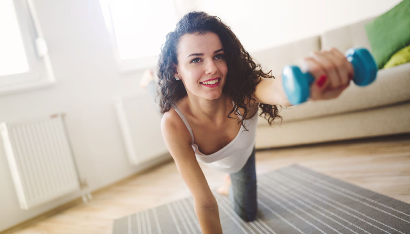 Quero malhar em casa, mas nunca começo: 6 dicas que tornarão o processo mais fácil