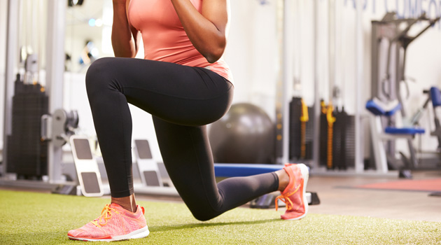 Este é o melhor jeito de fazer o exercício afundo para fortalecer o bumbum