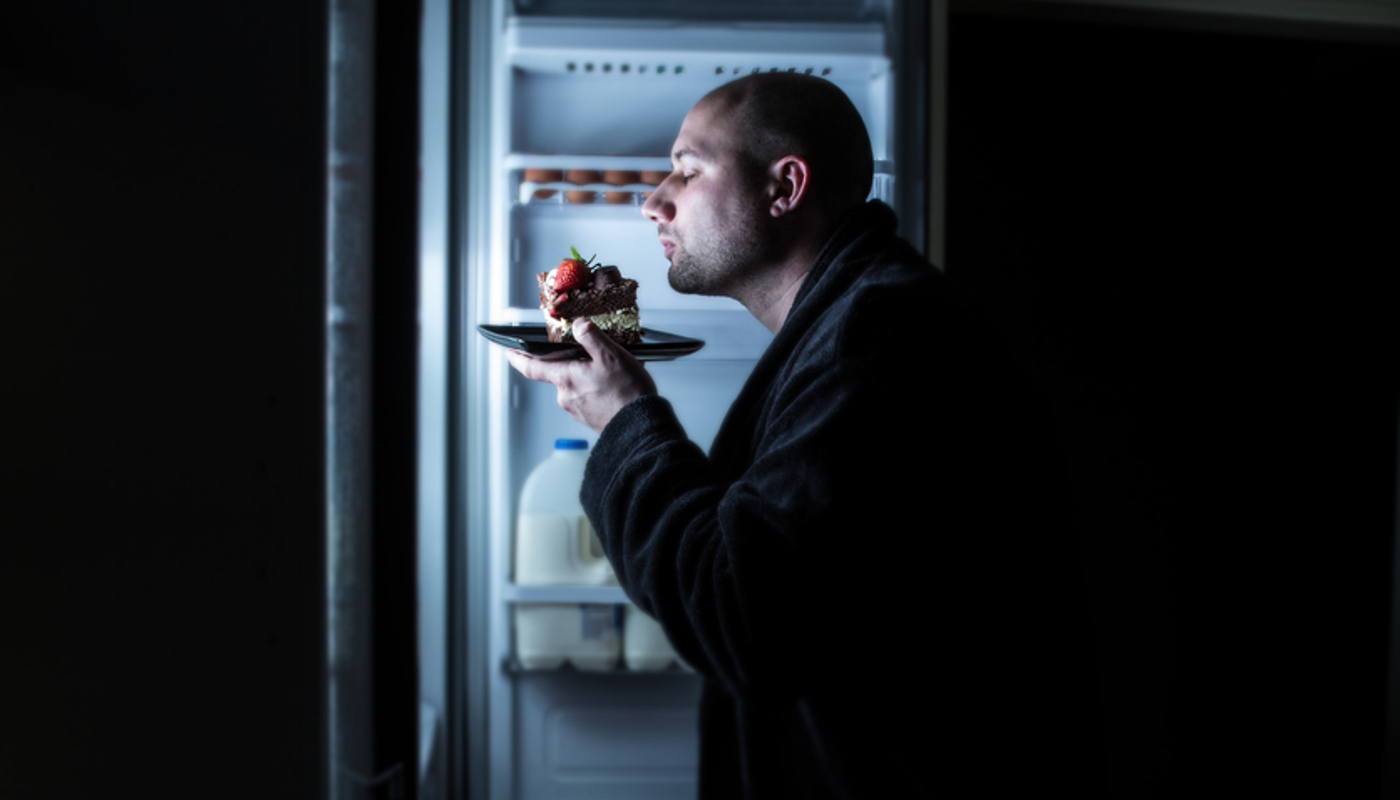 Evitar doces, bebidas energéticas, café e comidas gordurosas à noite é ideal