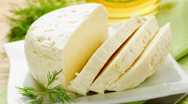 Comer queijo pode ajudar quem tem insônia a dormir melhor: veja como consumir