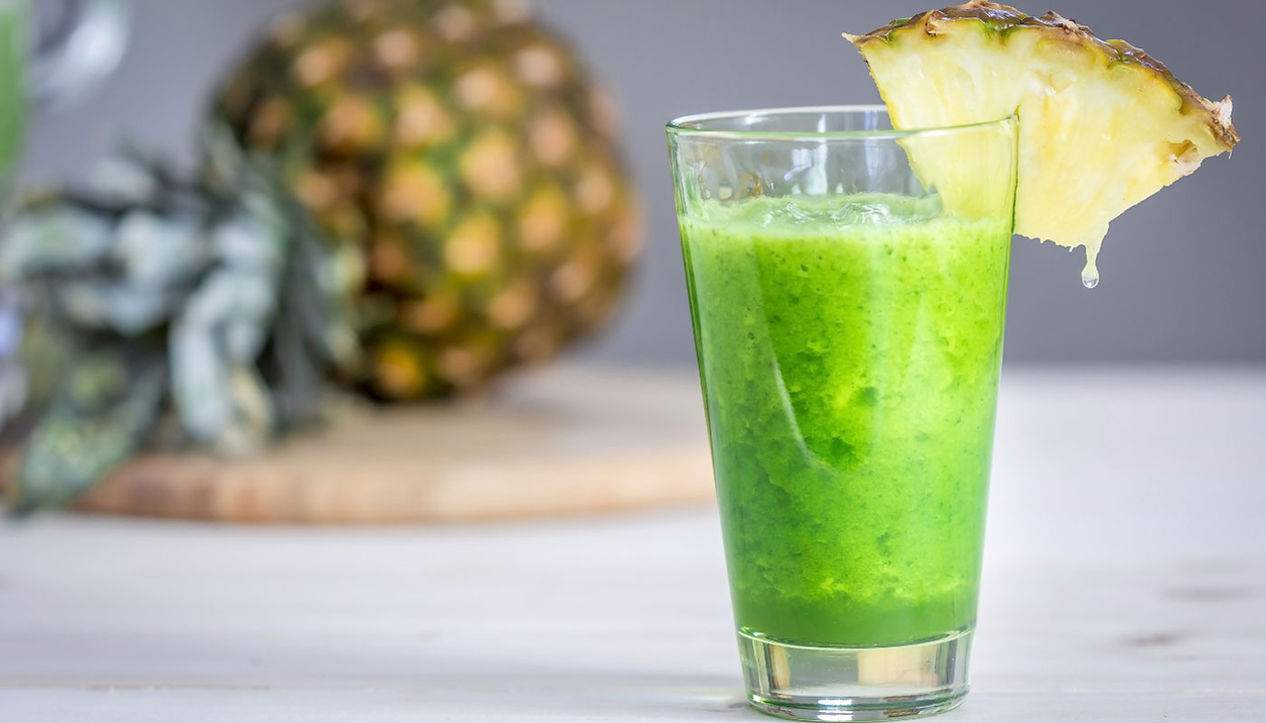 Suco de abacaxi com clorofila